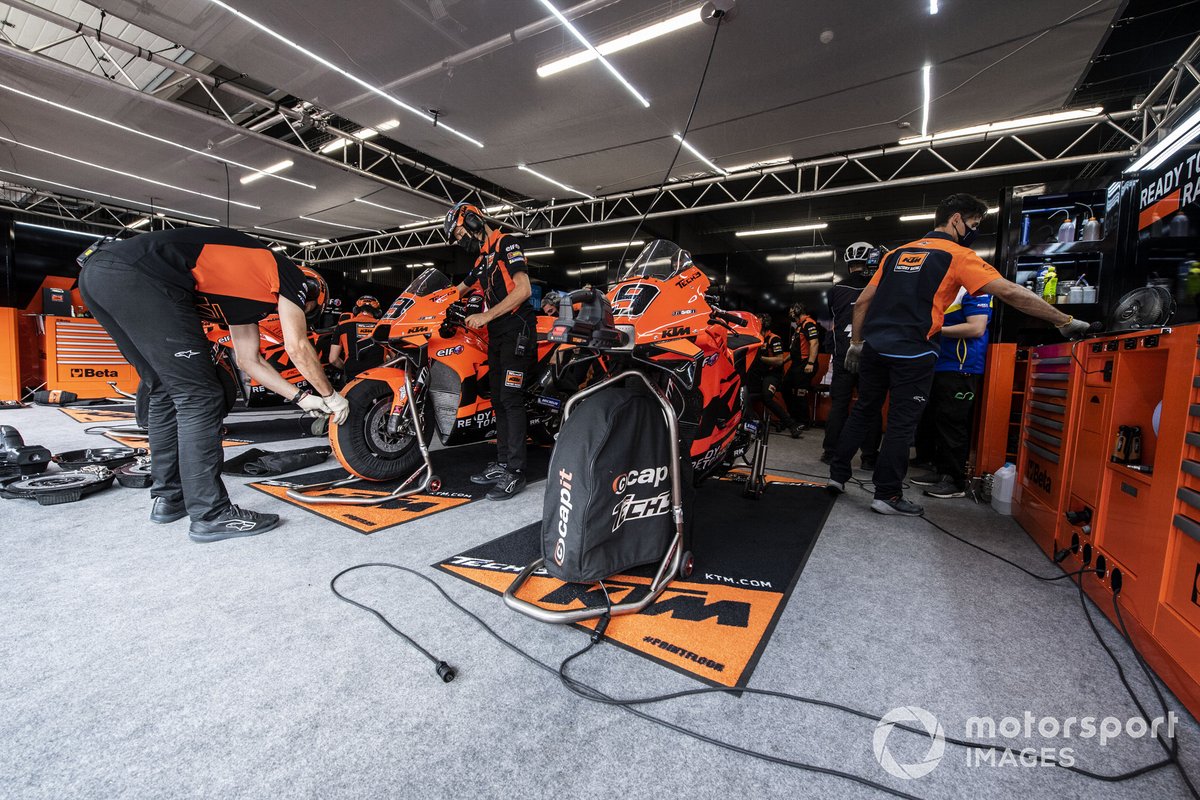 Red Bull KTM Factory Racing, atmosfera in garage