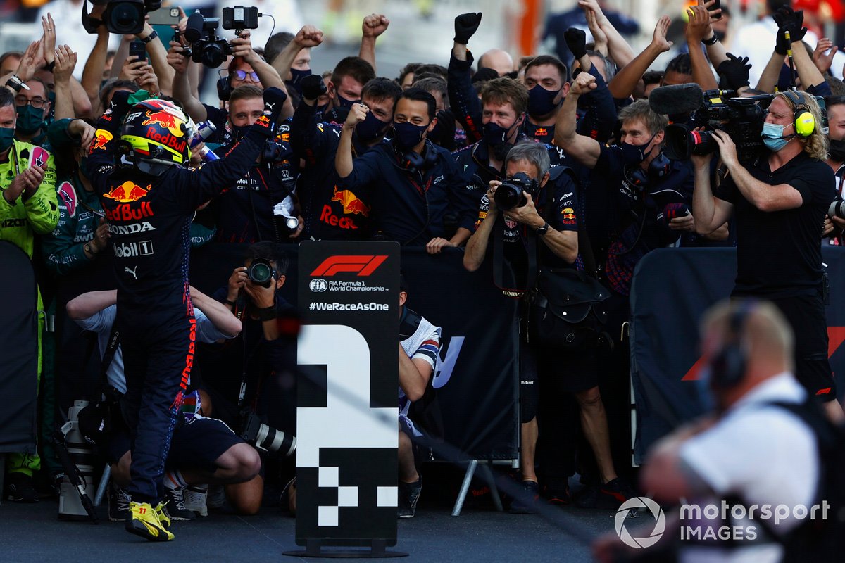 Ganador Sergio Pérez, Red Bull Racing, celebra en Parc Ferme con el equipo