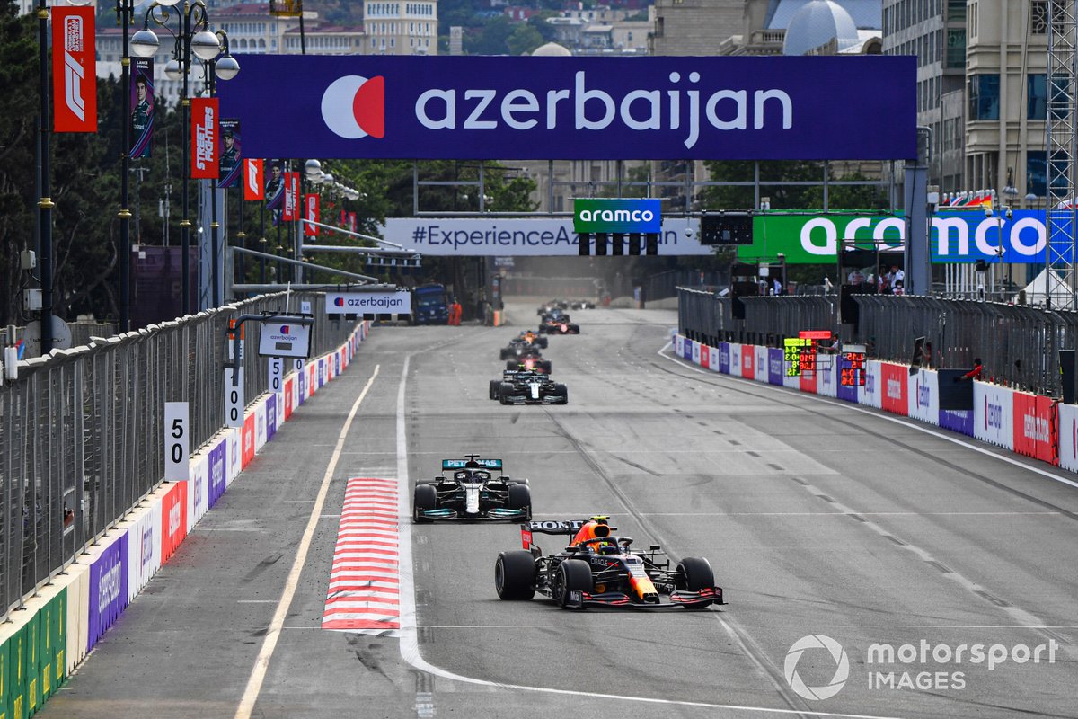 Sergio Perez, Red Bull Racing RB16B, Lewis Hamilton, Mercedes W12