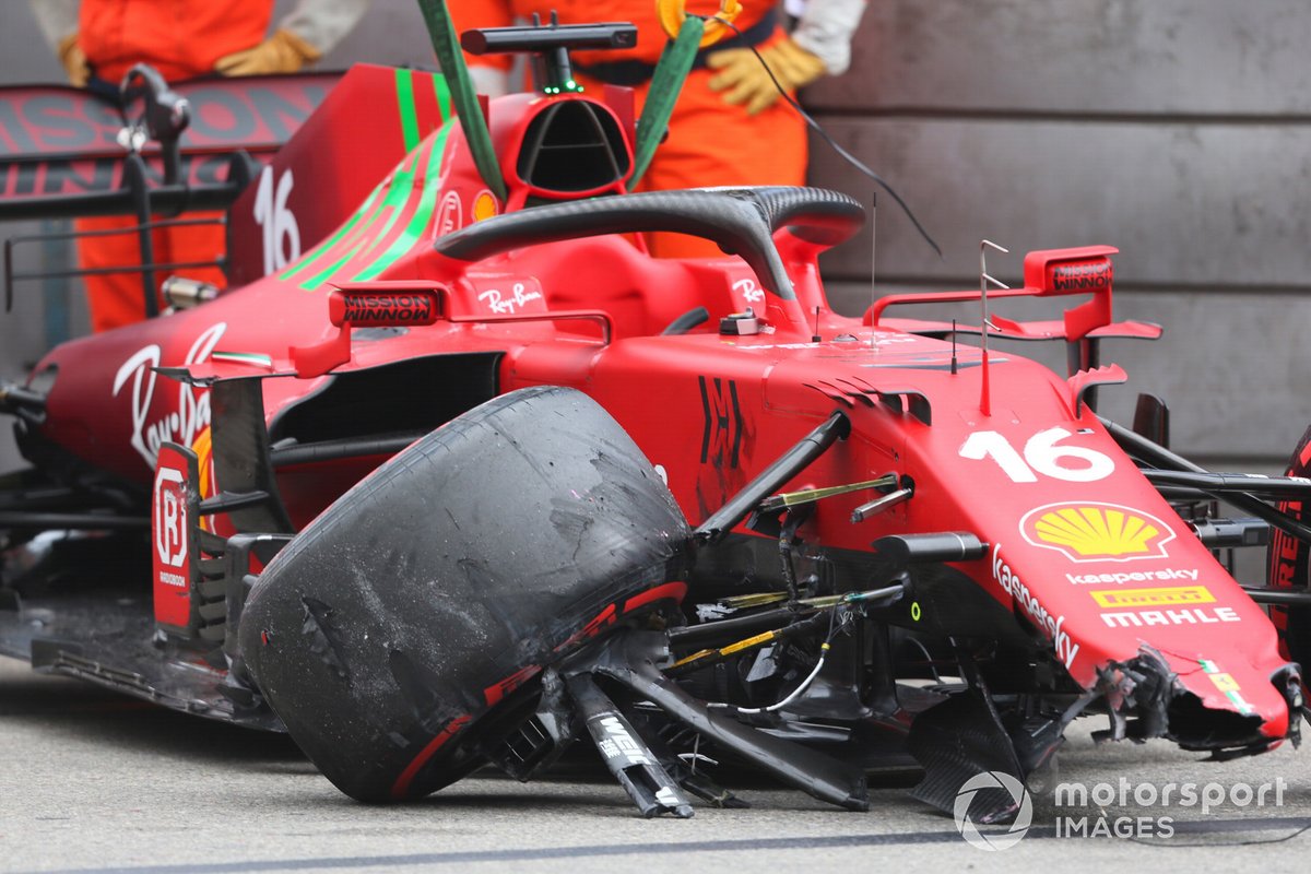 Marshal rimuovono l'auto di Charles Leclerc, Ferrari SF21, dalla pista