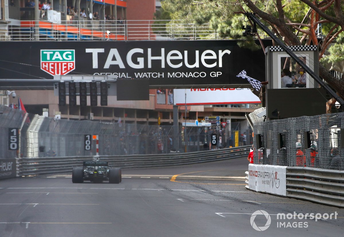Lance Stroll, Aston Martin AMR21, taglia il traguardo mentre Serena Williams sventola la bandiera a scacchi