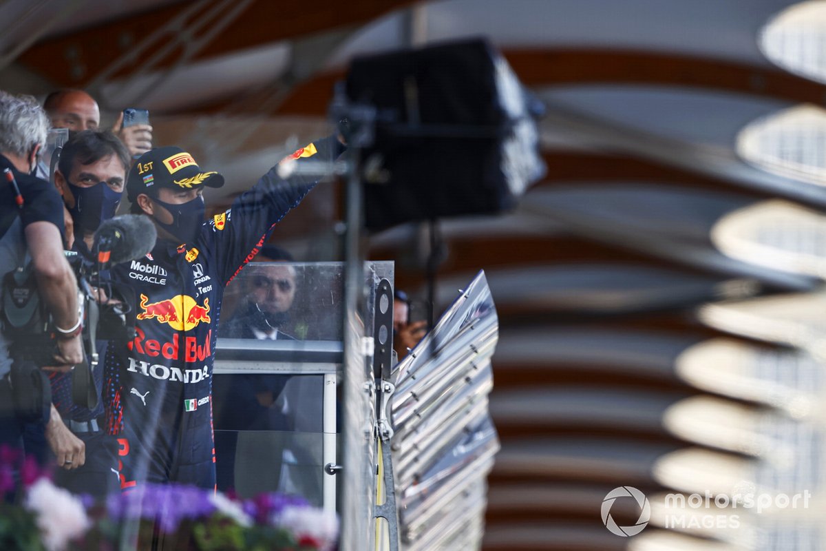 Podio: ganador de la carrera Sergio Pérez, Red Bull Racing