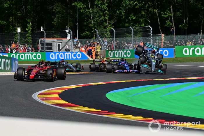 Carlos Sainz, Ferrari F1-75, mientras Lewis Hamilton, Mercedes W13 y Fernando Alonso, Alpine A522, hacen contacto