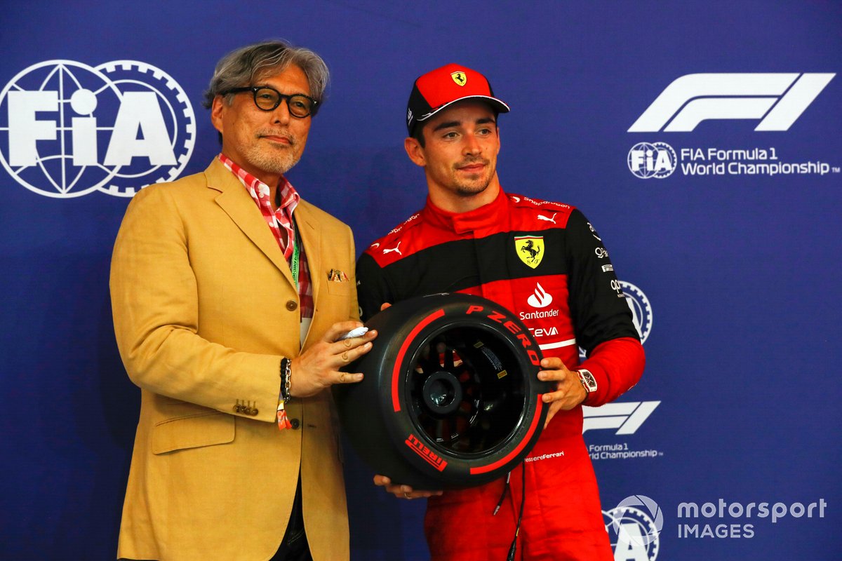 L'architetto Paul Noritaka Tange consegna a Charles Leclerc, Ferrari, il premio Pirelli Pole Position