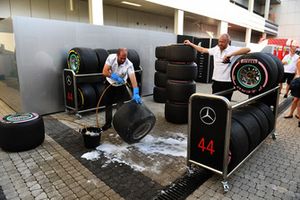 Un meccanico del team Mercedes AMG F1 lava ruote e pneumatici Pirelli