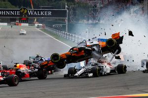 Fernando Alonso, McLaren MCL33, przelatuje nad Charles'em Leclerkiem, Sauber C37, po uderzeniu przez Nico Hülkenberga, Renault Sport F1 Team R.S. 18, na starcie