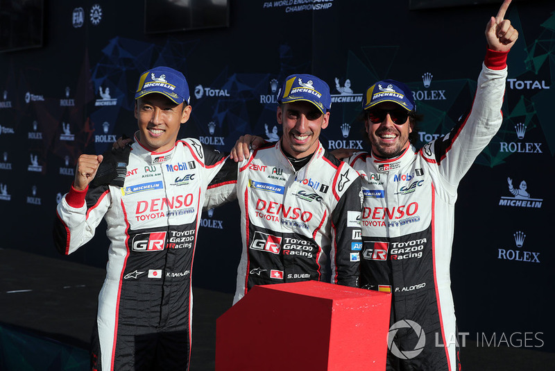 Los ganadores #8 Toyota Gazoo Racing Toyota TS050: Sebastien Buemi, Kazuki Nakajima, Fernando Alonso