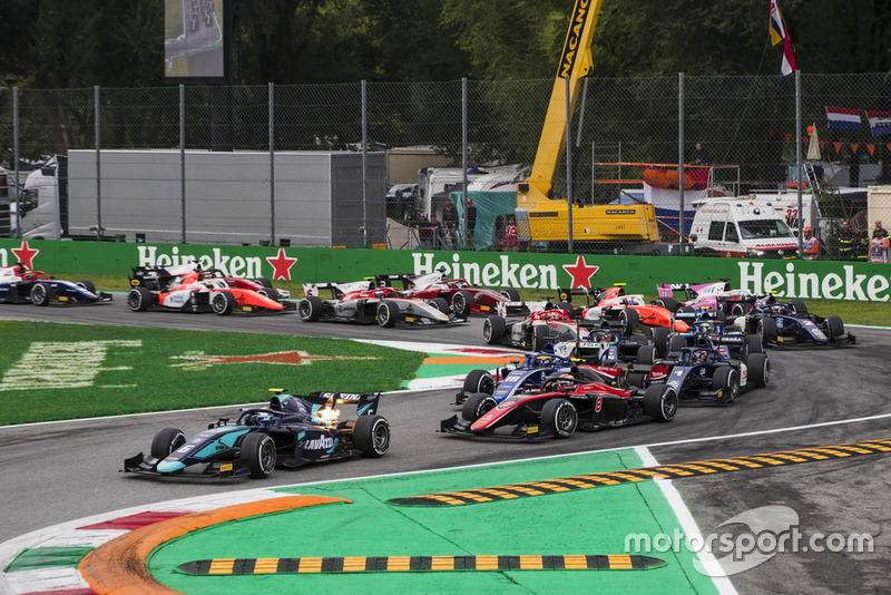 Nicholas Latifi, DAMS, leads George Russell, ART Grand Prix at the start 