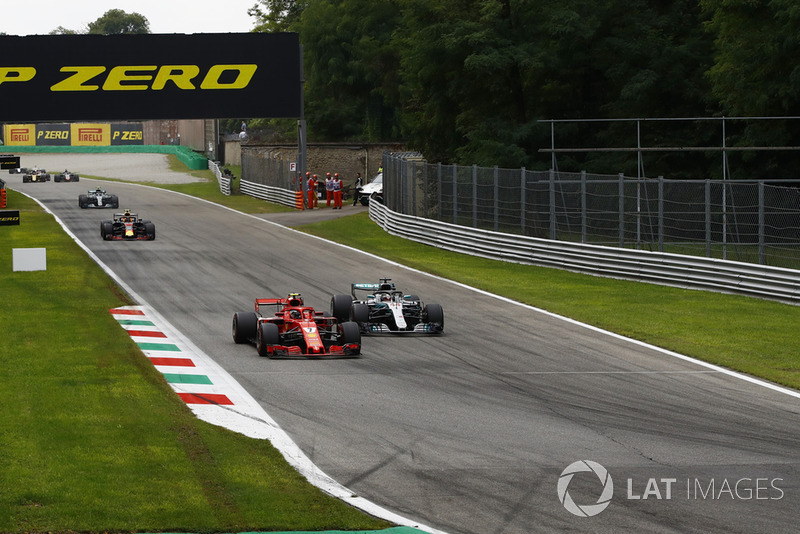 Kimi Raikkonen, Ferrari SF71H y Lewis Hamilton, Mercedes AMG F1 W09