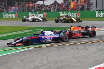 Brendon Hartley, Scuderia Toro Rosso STR13 and Daniel Ricciardo, Red Bull Racing RB14 battle