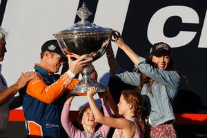 Scott Dixon, Chip Ganassi Racing Honda celebrates the championship with wife Emma and daughters Poppy and Tilly