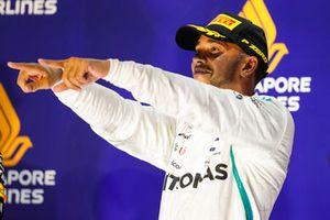 Lewis Hamilton, Mercedes AMG F1, 1° classificato, festeggia sul podio