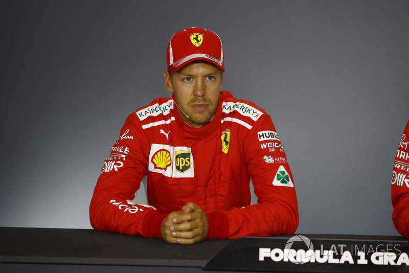 Sebastian Vettel: “Acho que vocês têm mais ângulos do que eu para ver, mas tentei passar Kimi, mas ele aliviou o freio e eu não tive como. Não queria tentar fazer algo bobo. Então, fiquei fora e Lewis viu a brecha para tentar ir por fora.”