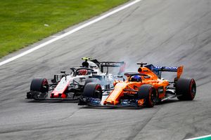 Kevin Magnussen, Haas F1 Team VF-18, e Fernando Alonso, McLaren MCL33, vanno ruota a ruota