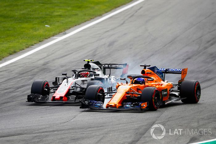 Kevin Magnussen, Haas F1 Team VF-18, y Fernando Alonso, McLaren MCL33, batallan en Monza