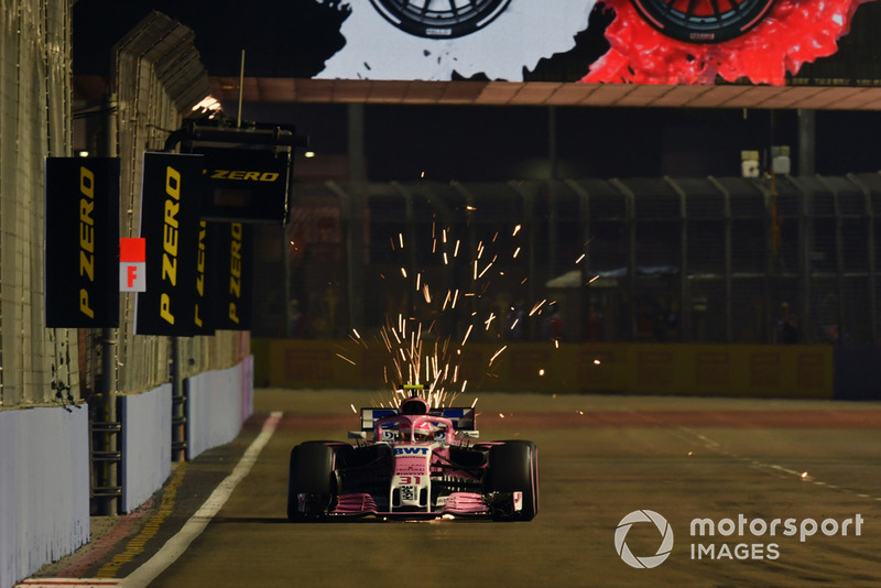 Esteban Ocon, Racing Point Force India VJM11 saca chispas