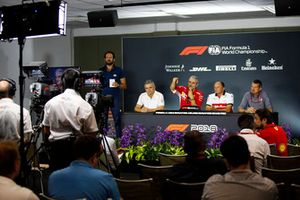 Gil de Ferran, Direttore sportivo, McLaren, Maurizio Arrivabene, Team Principal, Ferrari, Frederic Vasseur, Sauber, Team Principal, e Guenther Steiner, Team Principal, Haas F1, nella conferenza stampa