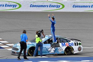 Kevin Harvick, Stewart-Haas Racing, Ford Fusion Busch Light / Mobil 1 wins