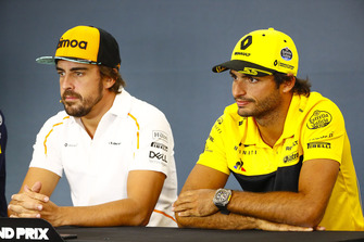 Fernando Alonso, McLaren, en Carlos Sainz Jr., Renault Sport F1 Team, in de persconferentie
