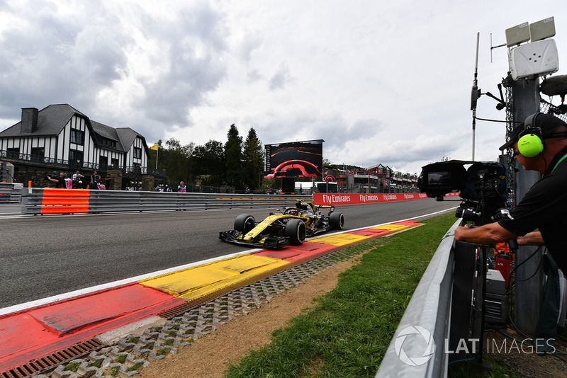 Carlos Sainz Jr., Renault Sport F1 Team R.S. 18 and cameraman