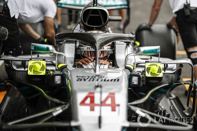 Lewis Hamilton, Mercedes AMG F1 W09 in his pit box