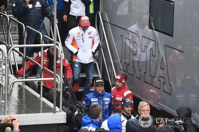 Marc Marquez, Repsol Honda Team, saliendo de la reunión de seguridad 