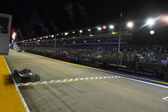 Yarış galibi Lewis Hamilton, Mercedes-AMG F1 W09, damalı bayrak