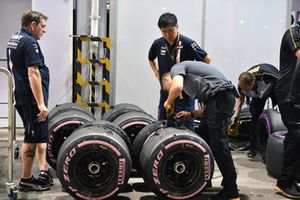 Des ingénieurs de Pirelli travaillent sur les pneus