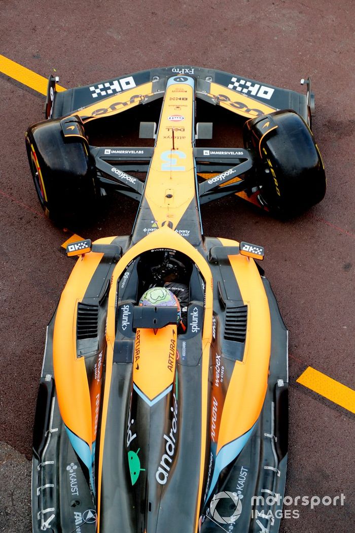 Daniel Ricciardo, McLaren MCL36, sale del garaje