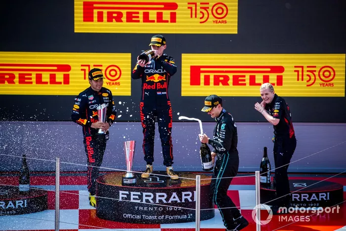 Podio: segundo lugar Sergio Pérez, Red Bull Racing, ganador Max Verstappen, Red Bull Racing, Joanna Fleet, Jefa de RRHH, Red Bull Racing, y tercer lugar George Russell, Mercedes-AMG