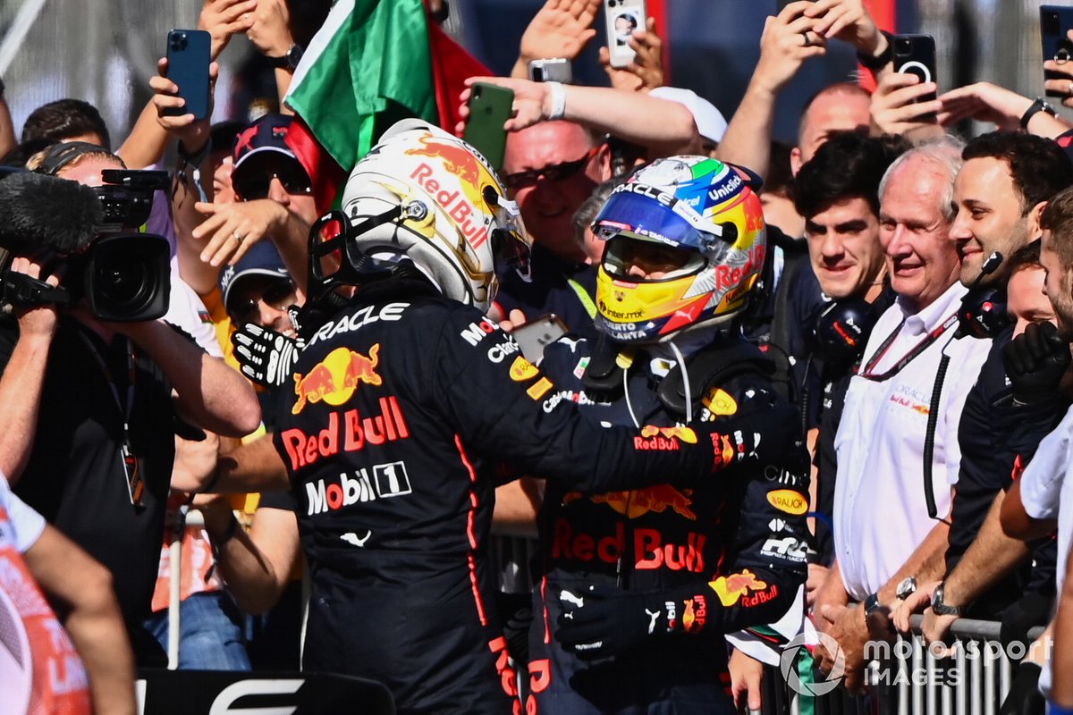 Ganador Max Verstappen, Red Bull Racing, y el segundo lugar Sergio Pérez, Red Bull Racing, se felicitan en el Parc Ferme