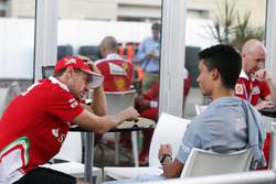 (L to R): Pascal Wehrlein, Manor Racing with Sebastian Vettel, Ferrari