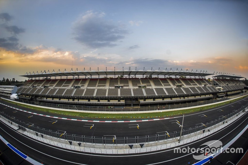 Arbeiten am Autodromo Hermanos Rodríguez in Mexiko