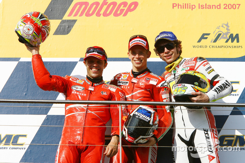 Podio: segundo lugar Loris Capirossi, Ducati; ganador de la carrera Casey Stoner; tercer lugar  Vale