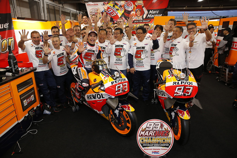 Marc Marquez bersama kru Repsol Honda Team