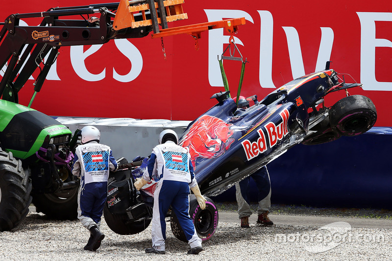 El dañado Scuderia Toro Rosso STR11 de Daniil Kvyat, después de que se estrelló durante la calificac