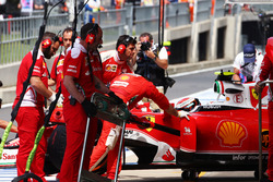 Kimi Raikkonen, Ferrari SF16-H in the pits