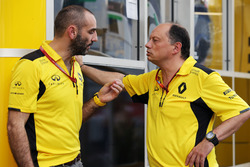 Сириль Абитбуль, управляющий директор Renault Sport F1 и Фредерик Вассёр, гоночный директор Renault