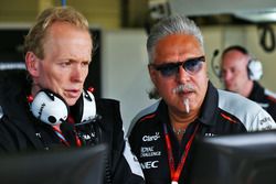 (Soldan sağa): Andrew Green, Sahara Force India F1 Takımı Teknik Şefi ve Dr. Vijay Mallya, Sahara Fo