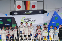Podio: i vincitori della gara #1 Porsche Team Porsche 919 Hybrid: Timo Bernhard, Mark Webber, Brendo
