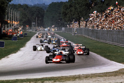 Jacky Ickx, Ferrari 312B davanti a Pedro Rodriguez, BRM, Clay Regazzoni, Ferrari 312B guida il gruppo all'ingresso della Parabolica