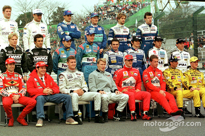 Gruppenfoto: Die Formel-1-Fahrer der Saison 1998 vor dem Finale in Suzuka
