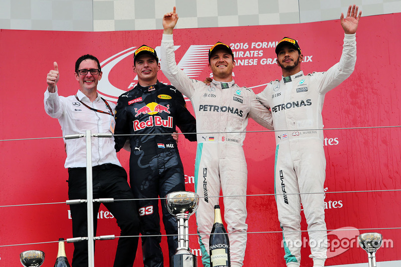 Podio: il vincitore Nico Rosberg, Mercedes AMG F1, il secondo classificato Max Verstappen, Red Bull Racing, il terzo classificato Lewis Hamilton, Mercedes AMG F1 ed Andrew Shovlin, ingegnere Mercedes AMG F1