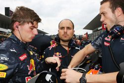 (L to R): Max Verstappen, Red Bull Racing with Gianpiero Lambiase, Red Bull Racing Engineer and Jake Aliker, Personal Trainer on the grid