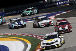 Jordi Oriola, Opel Astra TCR, Kissling Motorsport ve Petr Fulín, Alfa Romeo Giulietta TCR, Mulsanne 