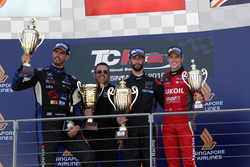 Podium: Sieger Mikhail Grachev, Honda Civic TCR , WestCoast Racing; 2. Dusan Borkovic, Seat Leon, B3