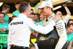 Ganador de la carrera Nico Rosberg, Mercedes AMG F1 celebra con Paddy Lowe, Mercedes AMG F1 director