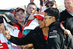 Rio Haryanto, Manor Racing firma autógrafos para sus fans