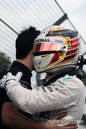 Обладатель поула - Льюис Хэмилтон, Mercedes AMG F1 Team празднует в закрытом парке