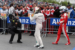 Le vainqueur Lewis Hamilton, Mercedes AMG F1 fête sa victoire dans le parc fermé avec Sebastian Vettel, Ferrari